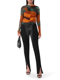 بنطال جينز بقصة بأرجل ضيقة