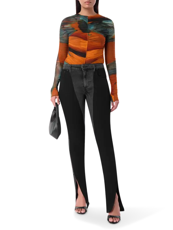 بنطال جينز بقصة بأرجل ضيقة