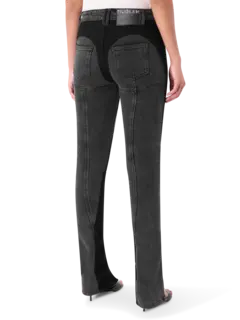 بنطال جينز بقصة بأرجل ضيقة