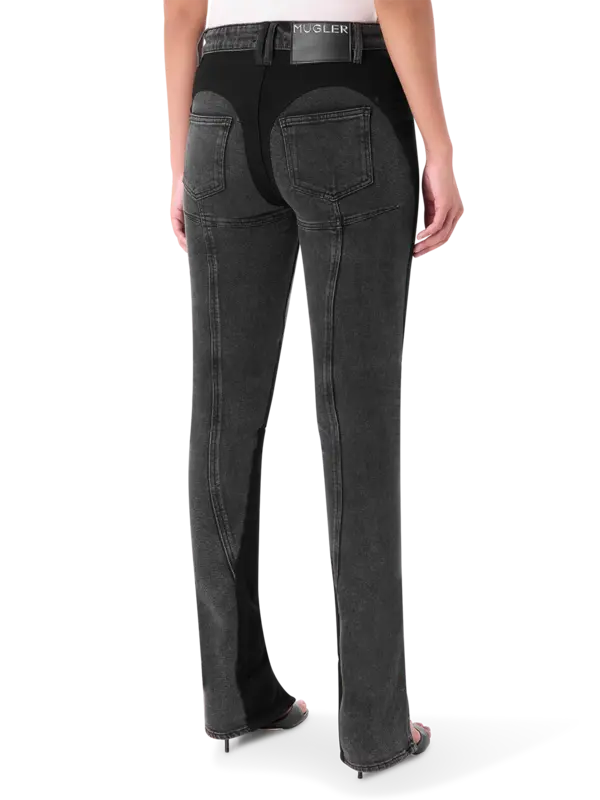 بنطال جينز بقصة بأرجل ضيقة