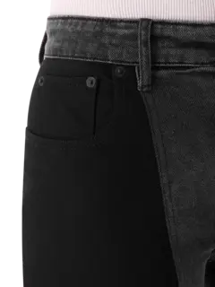 بنطال جينز بقصة بأرجل ضيقة