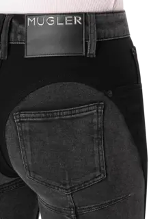 بنطال جينز بقصة بأرجل ضيقة