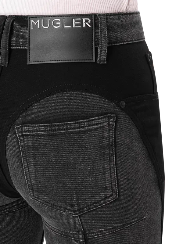 بنطال جينز بقصة بأرجل ضيقة