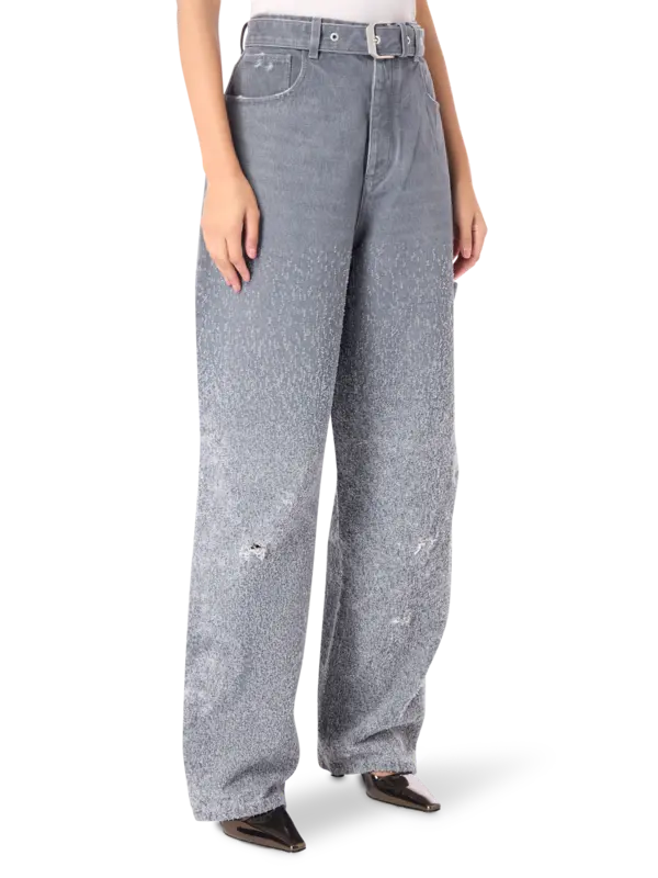 بنطال جينز بقصة أرجل واسعة وتفاصيل ليزر