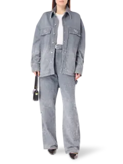 بنطال جينز بقصة أرجل واسعة وتفاصيل ليزر