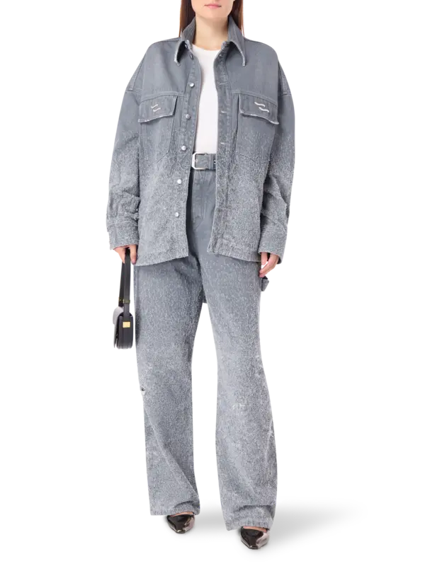 بنطال جينز بقصة أرجل واسعة وتفاصيل ليزر