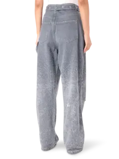 بنطال جينز بقصة أرجل واسعة وتفاصيل ليزر