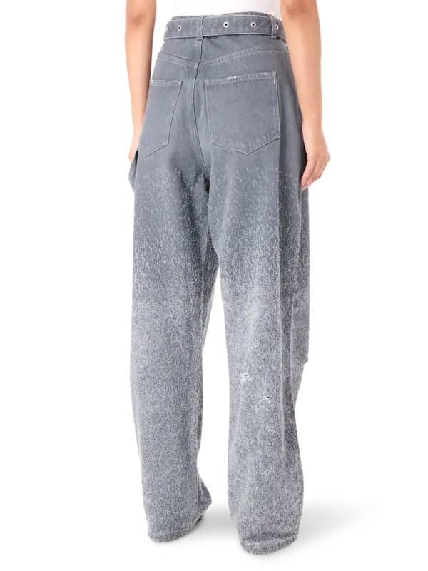 بنطال جينز بقصة أرجل واسعة وتفاصيل ليزر