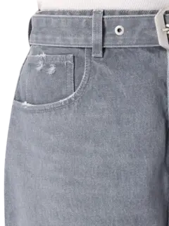 بنطال جينز بقصة أرجل واسعة وتفاصيل ليزر