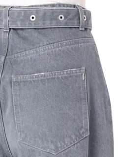 بنطال جينز بقصة أرجل واسعة وتفاصيل ليزر