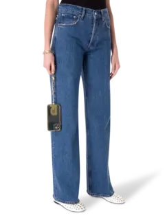 سلسلة آيفون مزينة بشعار