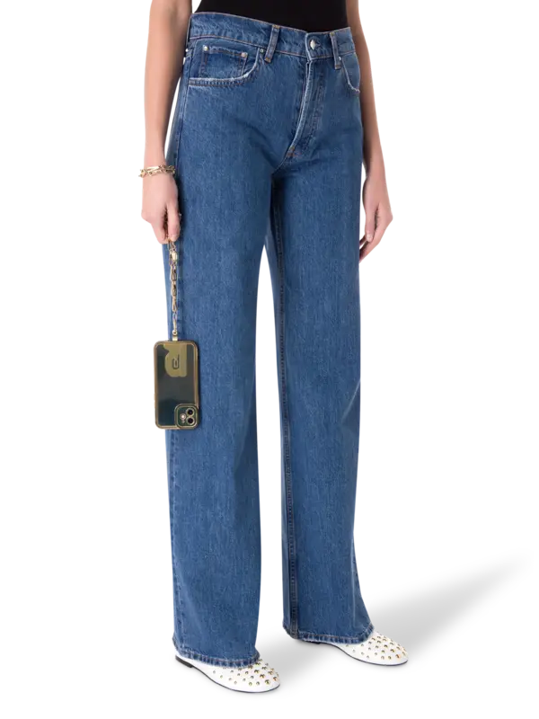 سلسلة آيفون مزينة بشعار