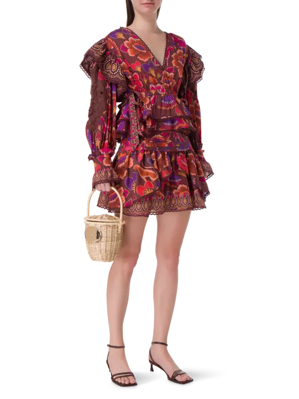 تنورة قصيرة مزينة بطبعة زهور زاهية