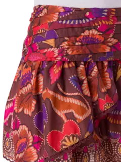 تنورة قصيرة مزينة بطبعة زهور زاهية