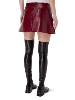 تنورة قصيرة من الفينيل بفتحات مزدوجة