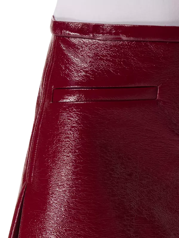 تنورة قصيرة من الفينيل بفتحات مزدوجة