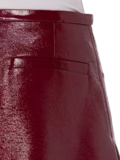 تنورة قصيرة من الفينيل بفتحات مزدوجة