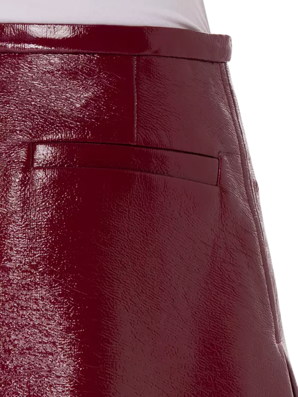 تنورة قصيرة من الفينيل بفتحات مزدوجة