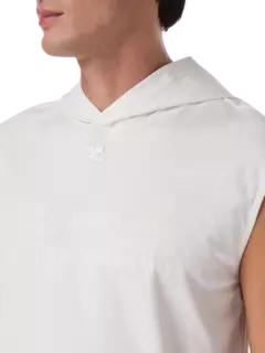 تيشيرت بغطاء للرأس وبدون أكمام مزين بطبعة