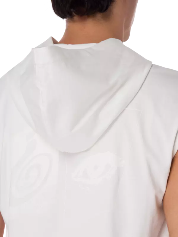 تيشيرت بغطاء للرأس وبدون أكمام مزين بطبعة