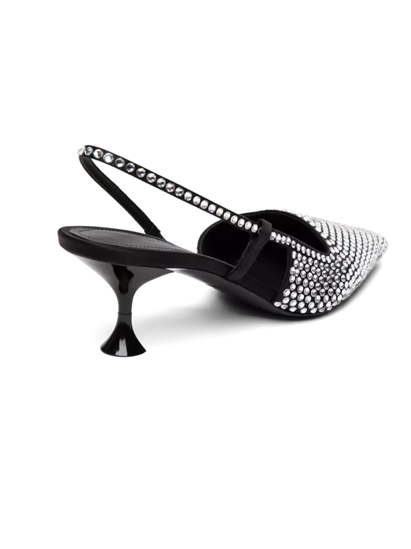 صندل إيزا مرصع بحزام حول الكاحل