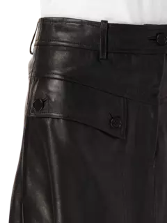 تنورة جلد متوسطة الطول