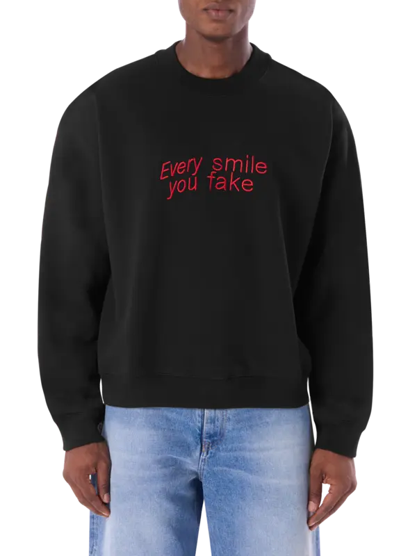 سويت شيرت تياجو ألكسندر × إم إس جي إم مزين بعبارة "Every Smile You Fake"