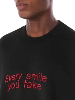 سويت شيرت تياجو ألكسندر × إم إس جي إم مزين بعبارة "Every Smile You Fake"