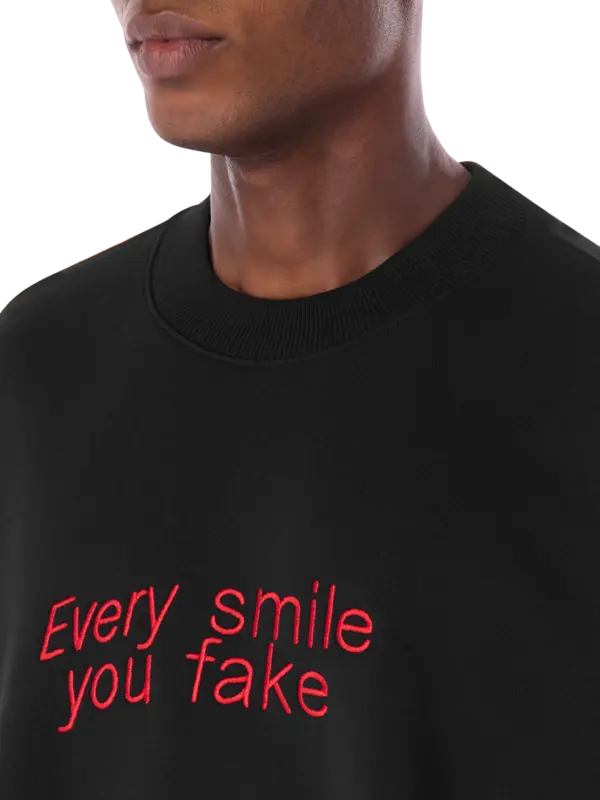 سويت شيرت تياجو ألكسندر × إم إس جي إم مزين بعبارة "Every Smile You Fake"