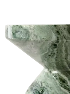 مقعد رخامي بتصميم متعرج