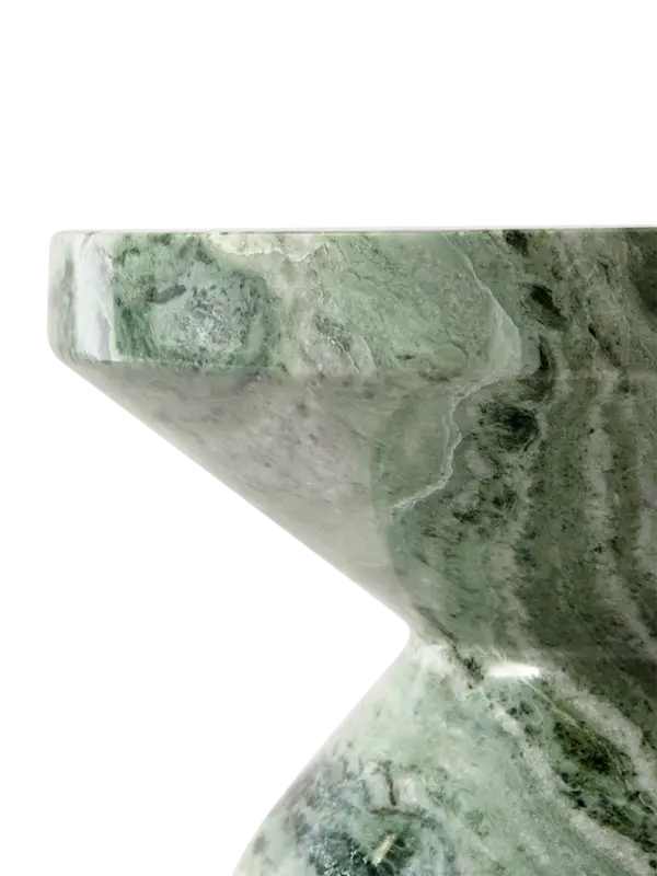 مقعد رخامي بتصميم متعرج