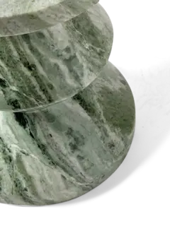 مقعد رخامي بتصميم متعرج