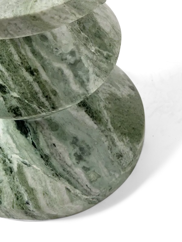 مقعد رخامي بتصميم متعرج