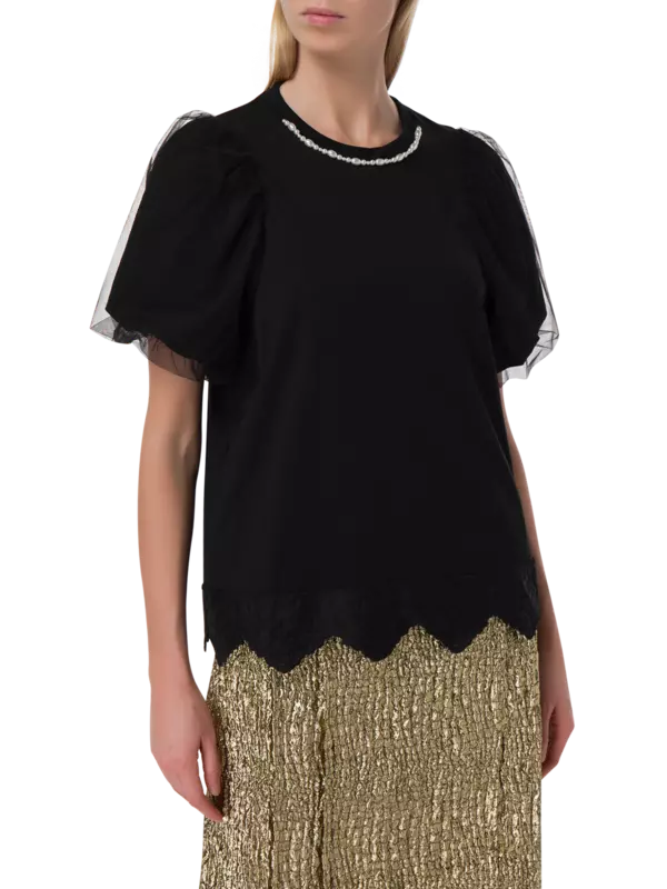 تيشيرت بأكمام منفوخة وفتحة رقبة مزخرفة