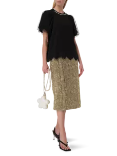 تيشيرت بأكمام منفوخة وفتحة رقبة مزخرفة