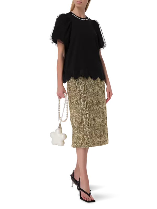 تيشيرت بأكمام منفوخة وفتحة رقبة مزخرفة