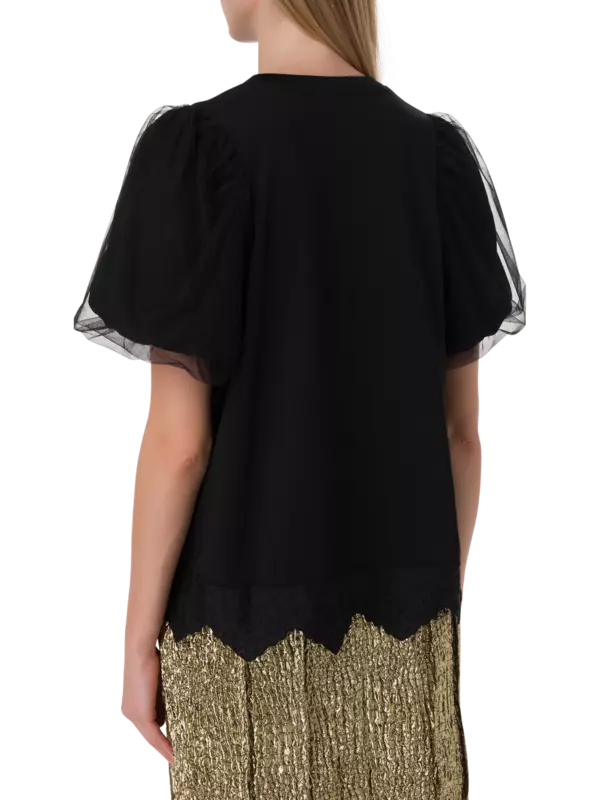 تيشيرت بأكمام منفوخة وفتحة رقبة مزخرفة