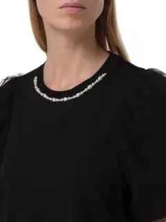 تيشيرت بأكمام منفوخة وفتحة رقبة مزخرفة