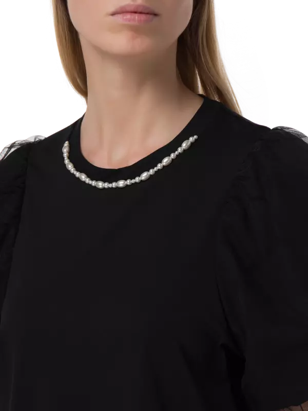 تيشيرت بأكمام منفوخة وفتحة رقبة مزخرفة