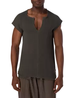 قميص زول خفيف بدون أكمام وبرقبة على شكل حرف V