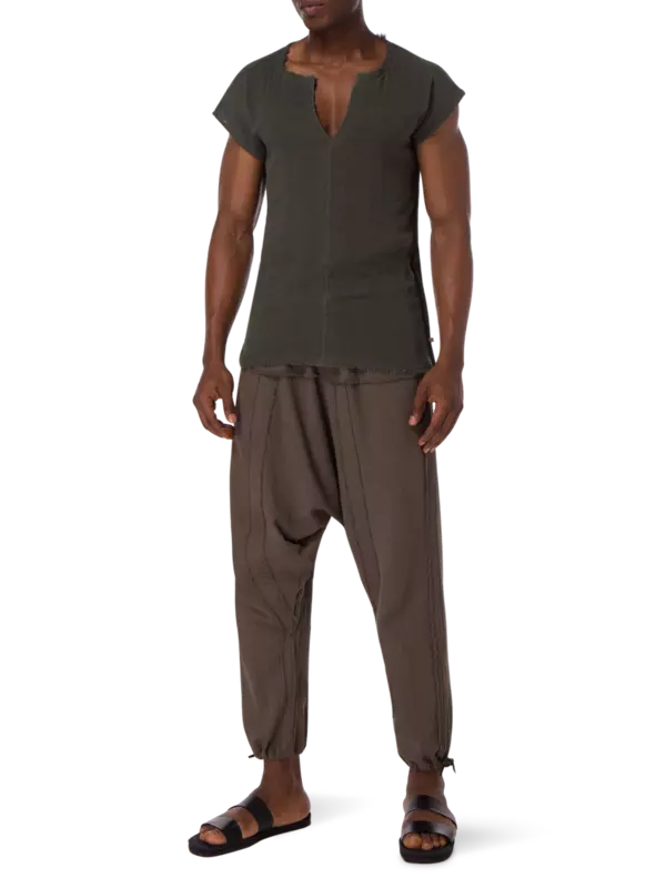 قميص زول خفيف بدون أكمام وبرقبة على شكل حرف V