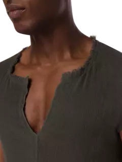 قميص زول خفيف بدون أكمام وبرقبة على شكل حرف V