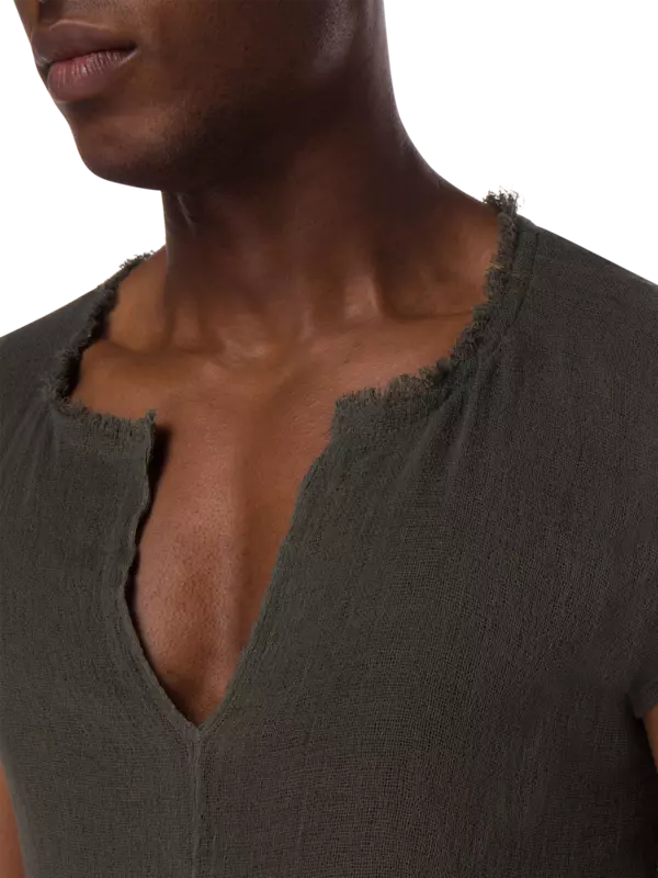 قميص زول خفيف بدون أكمام وبرقبة على شكل حرف V