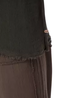 قميص زول خفيف بدون أكمام وبرقبة على شكل حرف V