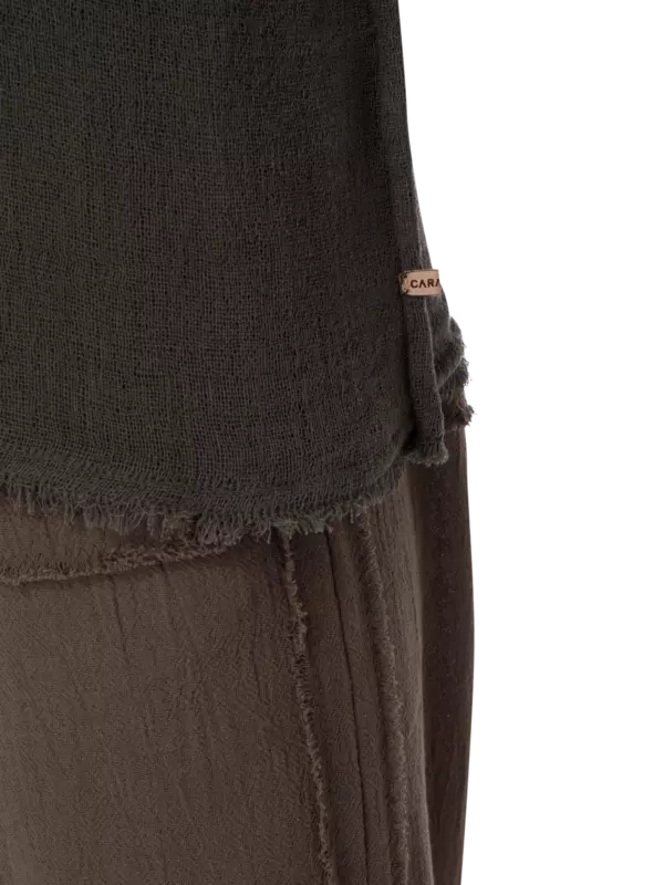 قميص زول خفيف بدون أكمام وبرقبة على شكل حرف V