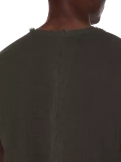 قميص زول خفيف بدون أكمام وبرقبة على شكل حرف V