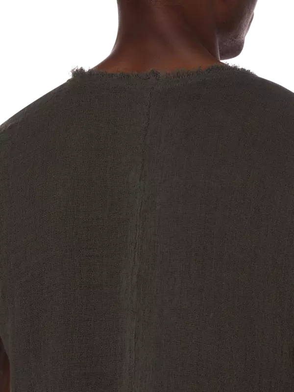 قميص زول خفيف بدون أكمام وبرقبة على شكل حرف V