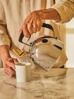 غلاية مياه بقاعدة من الستيل