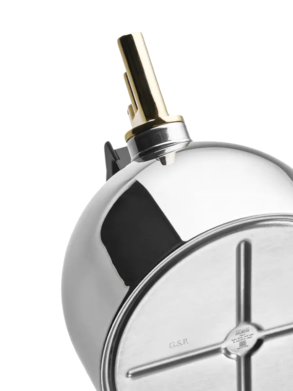 غلاية مياه بقاعدة من الستيل