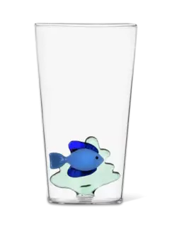 كوب طويل للمشروبات مزين بسمكة زرقاء وأعشاب بحرية خضراء